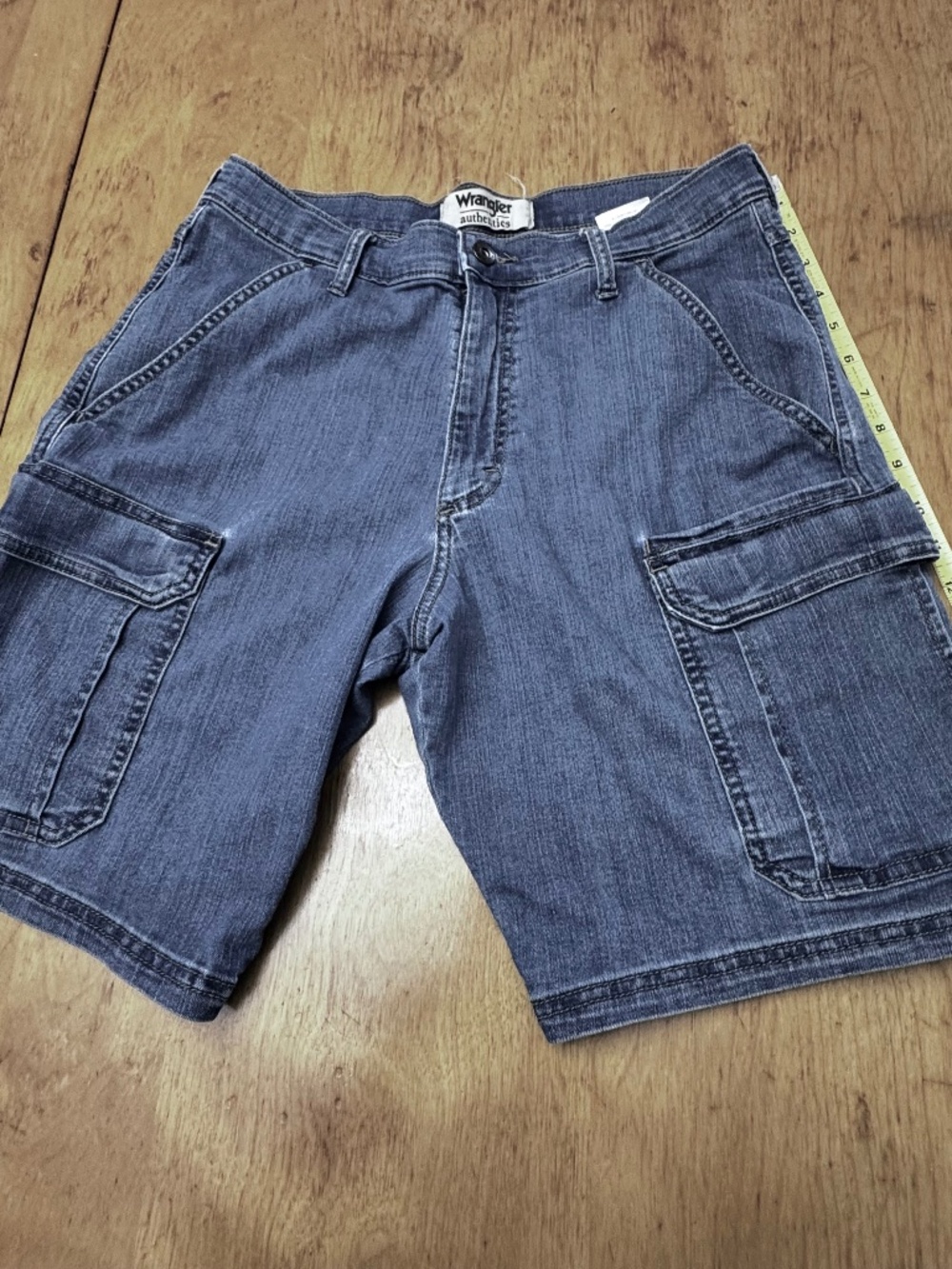 Men’s size 30 Wrangler Authentics denim cargo shorts